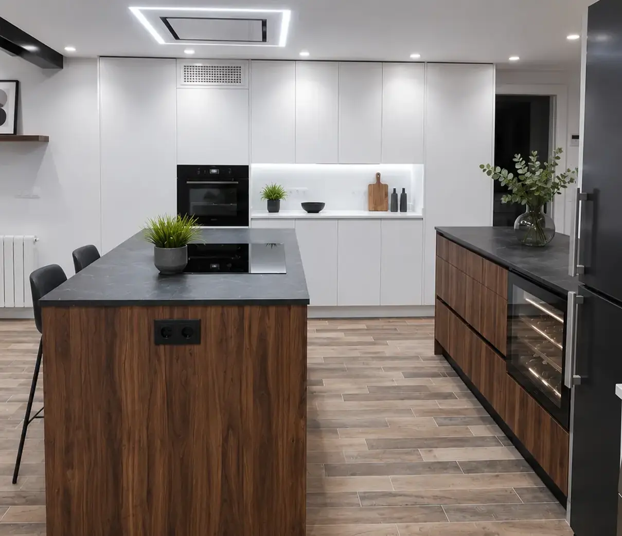 cocina con muebles negros y suelo de tarima